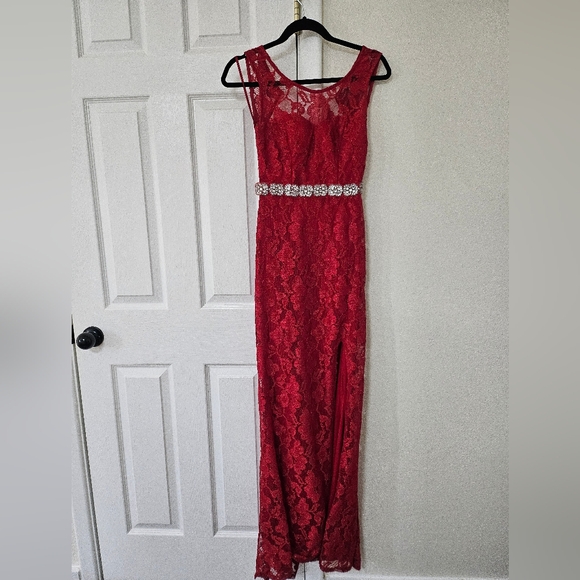 Red gown - Picture 4 of 4